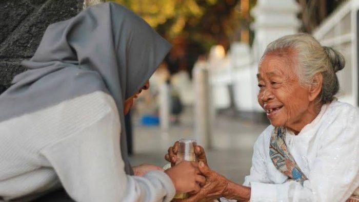 2. Membagikan Nasi Bungkus di Pinggir Jalan