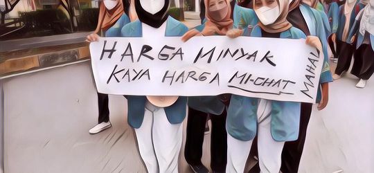 Viral! Aksi Mahasiswi Bawa Spanduk Berbau Seks Saat Turun Ke Jalan, Dikecam Tidak Pantas