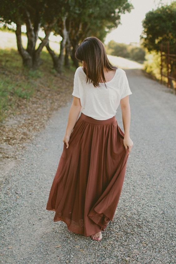 3. Maxi skirt dan kaos putih
