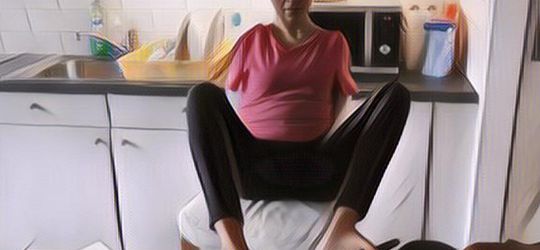 Inspiratif, Wanita Tanpa Tangan Ini Viral Karena Suapi Anak Pakai Kaki