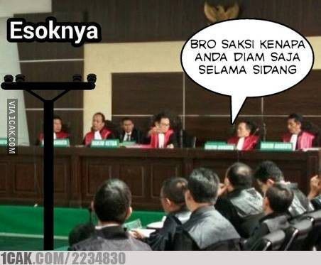 3. Hakim bingung nih, tiang listrik diam aja pas disidang!