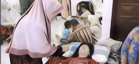 Emak-Emak Pembasmi Santet dengan Jutaan Subsciber, Pasiennya Antri Sampek 2020