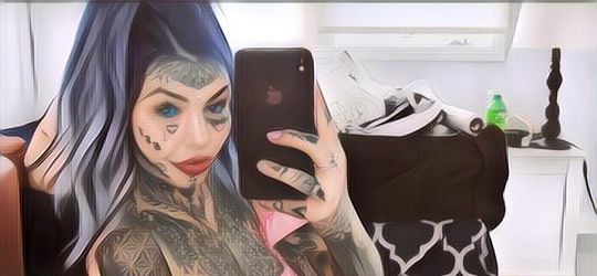 Makin Ekstrem, Wanita yang Memiliki Wajah Penuh Tato Ini Telah Memiliki Gigi Taring