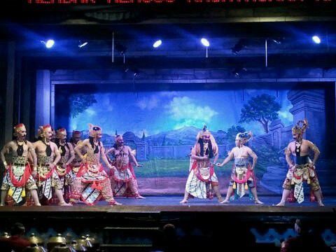 4. Menonton Wayang Orang