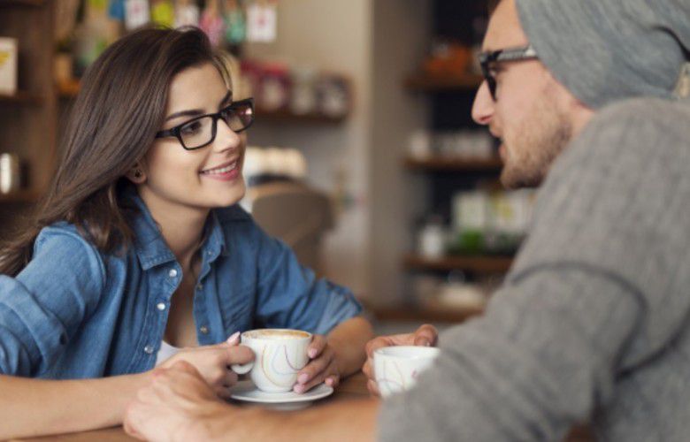 6. Saat kita jatuh cinta, kita pengin terus menyentuh orang yang kita sayangi itu