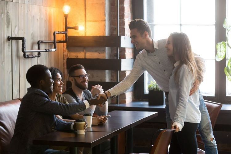 2. Kenalkan Teman-Temanmu Pada Pasanganmu