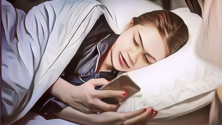 Bermain Smartphone Sebelum Tidur Bisa Menyebabkan Gangguan Kesehatan