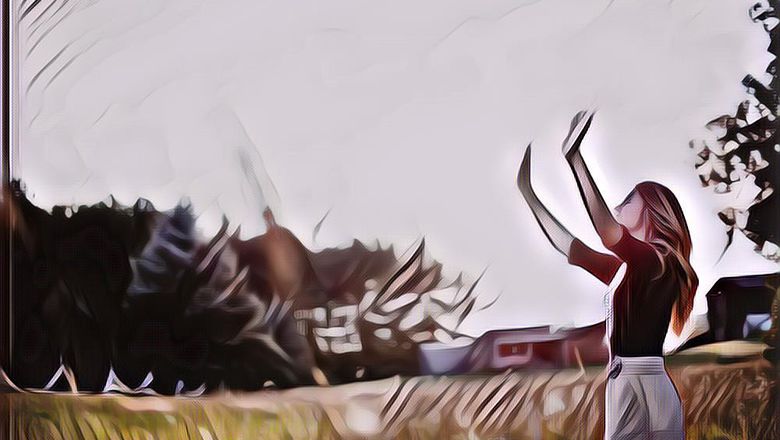 5 Tanda Kalo Kamu Terlalu Banyak Menggunakan Perasaan Daripada Pikiran, Awas Baper