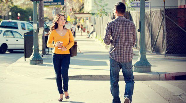 3. Tersenyum Saat Berpapasan