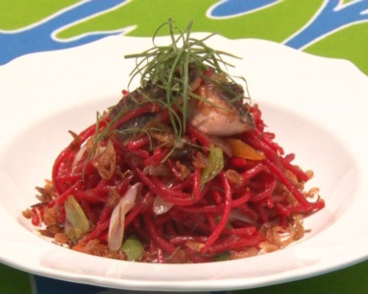 3. Salad kol merah dengan mie