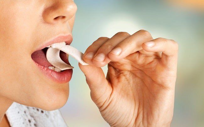 3. Jangan Mengunyah Permen Karet