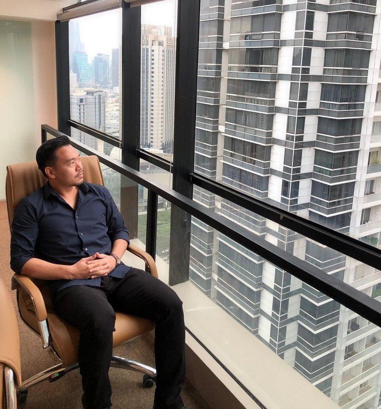 Kalau kaya gini beda lagi. Sosoknya mirip pengusaha kaya raya Tanah Air yang siap memberikan apapun demi orang yang dicintai.