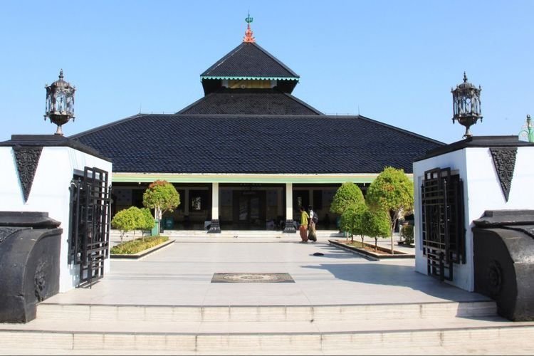 3. Masjid Agung Demak, Jawa Tengah