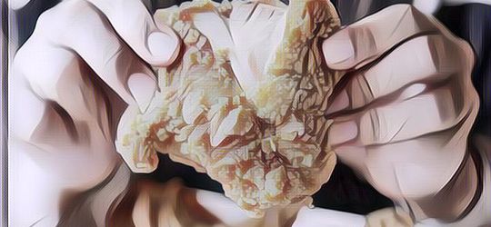 Viral Penjual Ayam Crispy Ini Punya Wajah Cantik, Kedainya Auto Laris