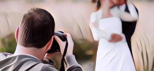 Fotografer Pernikahan Ini Berpose Hingga Bikin Warganet Deg-Degan: Pelaminan Menantang Maut