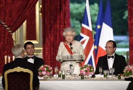 2. Percakapan saat makan bersama juga diatur