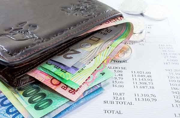 4. Isi dompet yang berantakan