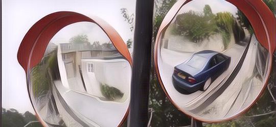 Gak Banyak yang Tahu Cermin Cembung di Tikungan Jalan Itu Ternyata Bukan Kaca, Lantas Terbuat dari Apa?