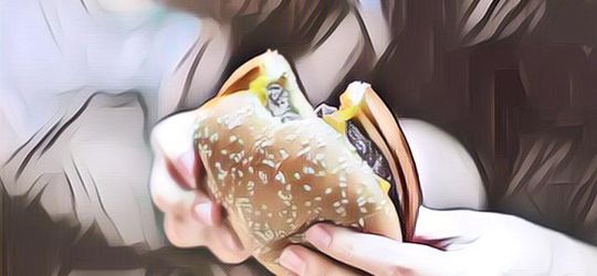 Kocak Abis, Wanita Ini Jadi Sorotan Saat Makan Junk Food Dengan Cara Unik di Restoran Cepat Saji