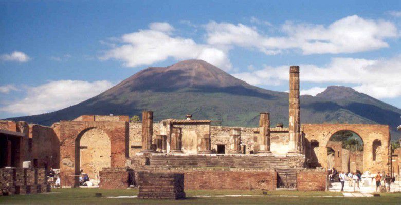1. Gunung Vesuvius Italia