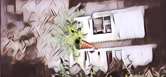 Serem Abis! Rumah Dua lantai di Tengah Kuburan Ini Sudah 10 Tahun Ditinggal, dan Tak Berpenghuni