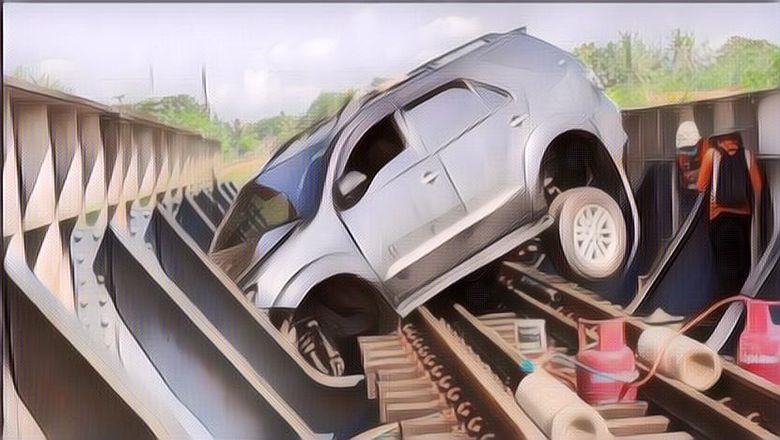 Disebut Pakai Narkoba! Sopir Mobil Masuk Rel Kereta Ajak Orang di Mobil Mati Bersama
