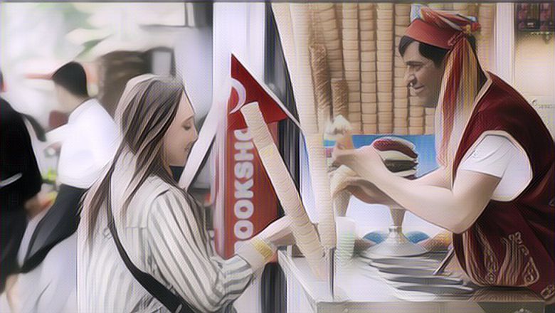 Parah Banget, Seorang Penjual Es Krim Turki Sengaja Taruh Cone di Dada Pelanggan!