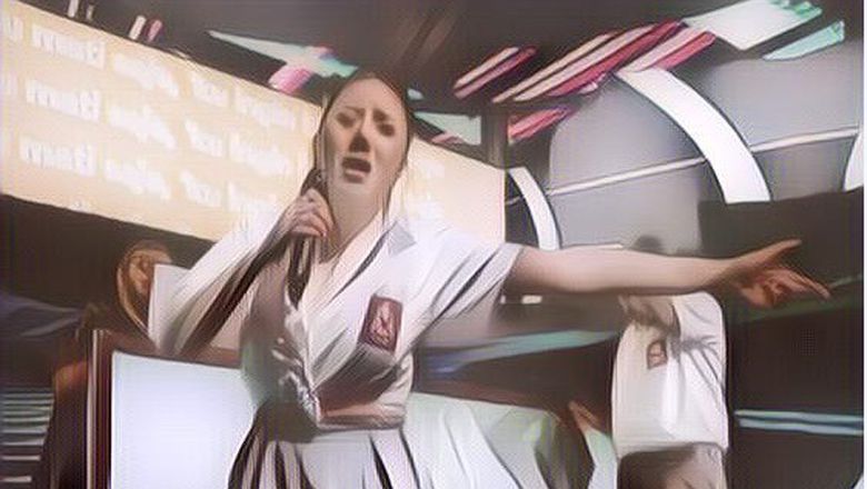 Seksinya Tante Ernie Pakai Seragam Sekolah, Bikin Salfok!