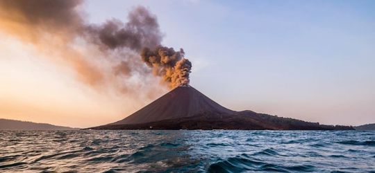 Ngeri! Gunung Anak Krakatau Sudah 4 Kali Meletus, Indigo Populer Ini Ramal Akan Segera Terjadi Letusan Di Dalam Laut Seperti Kisah Kelam