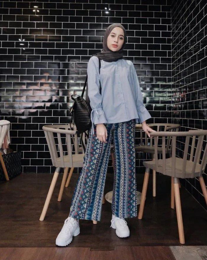 2. Blouse Polos yang Bikin Anggun