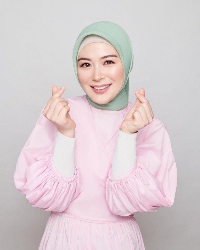 1. Sebagai seorang influencer, Ayana tidak hanya terkenal di Indonesi namun juga di Malaysia.