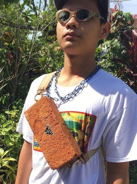 5. Waistabg emang jadi fashion item yang nggak boleh ketinggalan di jaman sekarang, tapi kalo waistbagnya begini gimana nyimpen barangnya? Ini mah cuma berat aja