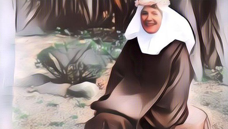 Auto Merinding! Viral Ada Wanita Pakai Baju Biarawati Sambil Menari Dengan Tengkorak Di Kuburan