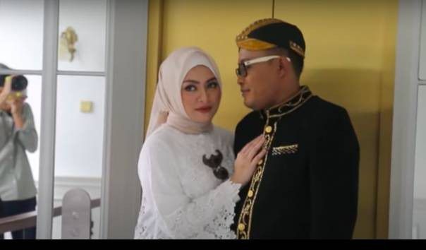 4. Tema Pose Bebas Mesra