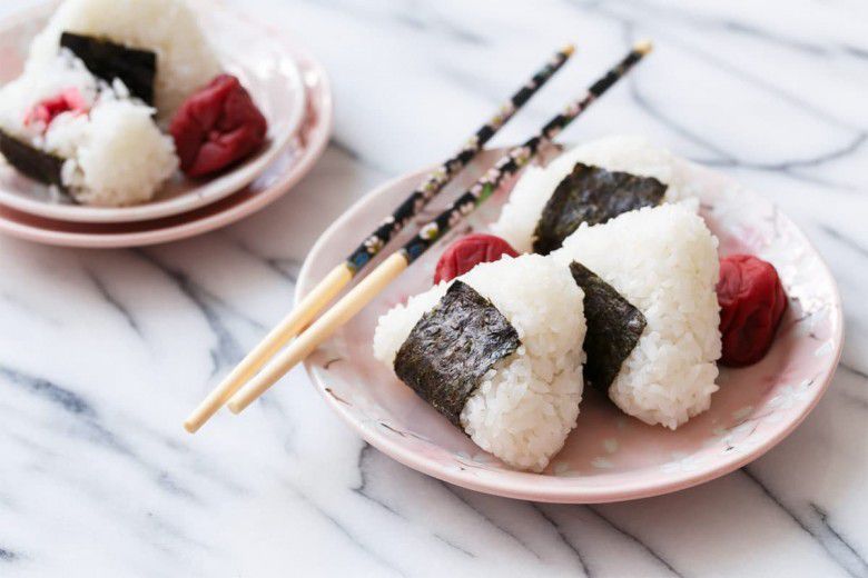 4. Kompetisi Makan Onigiri