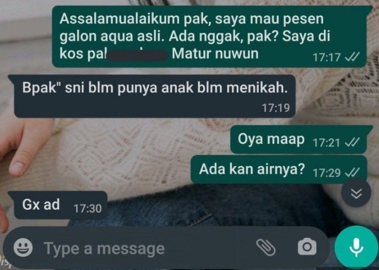 # Dipanggil bapak, eh tukang galon ini malah ngambek sampe nggak mau layanin pembelinya