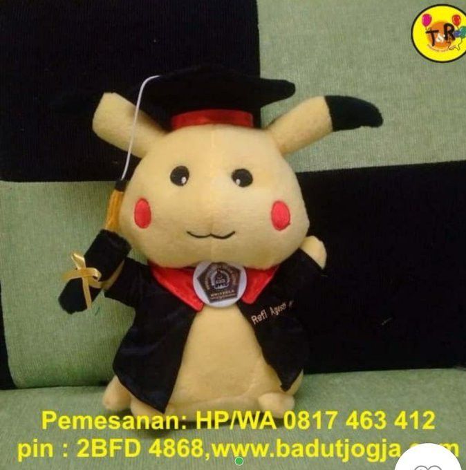1. Pikachu Wisuda