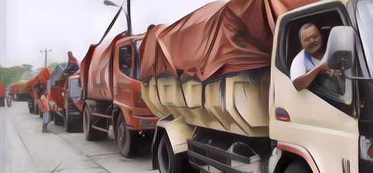 Bikin Meleleh Hati, 5 Alasan Kenapa Sopir Truk Jarak Jauh adalah Makhluk Paling Sabar Sejagad Raya