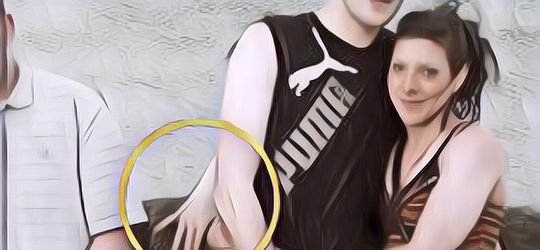 Perempuan Ini Dibikin Penasaran dengan Penampakan Tangan Pucat dalam Foto Liburannya, Hantu?