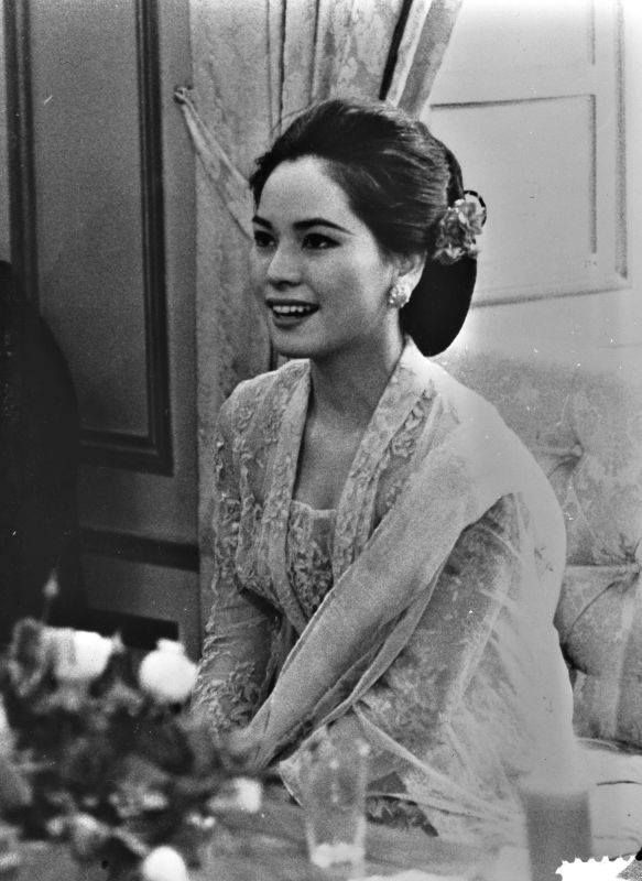 5. Tinggal di Paris karena PKI dan Pasangan Baru