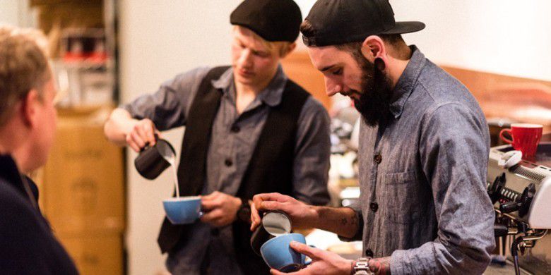 9. Pokoknya, barista cafe adalah orang yang ahli meracik kopi