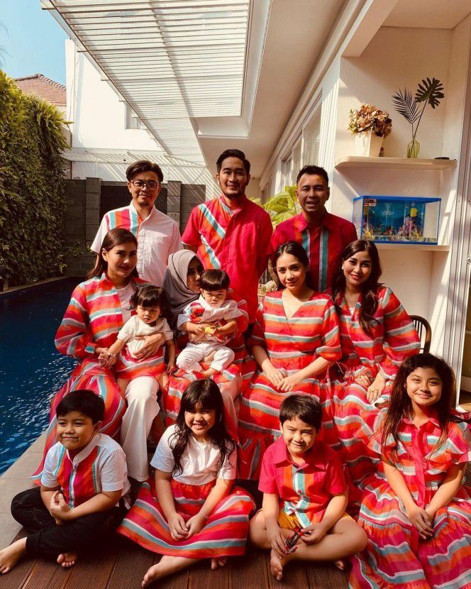7. Keluarga Besar Raffi Ahmad