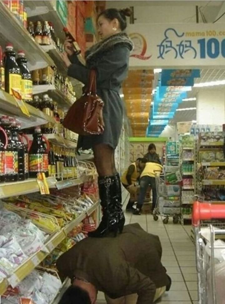 4. Demi gebetan bisa beli barang yang diinginkannya, aku rela kok jadi pijakkannya