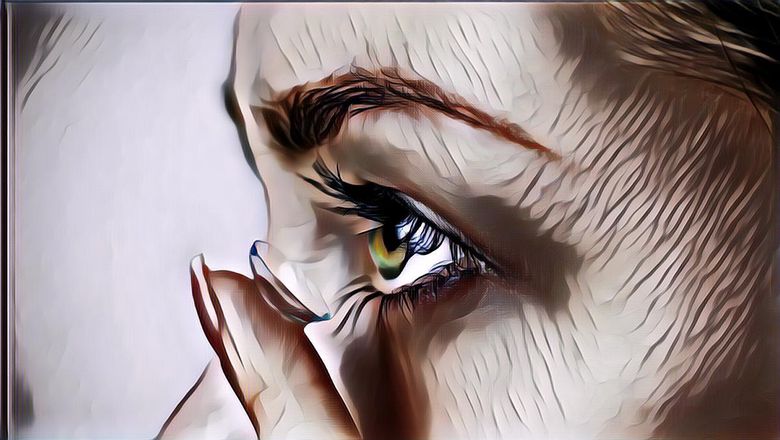 Suka Pakai Softlens? Ini Tips Biar Mata Nggak Iritasi!