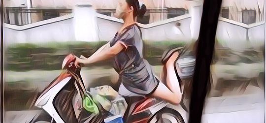 Sederet Potret Kocak Emak-Emak Naik Motor, Bikin Geregetan!