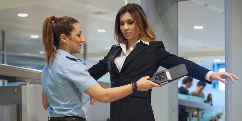 4. Lepaskan Barang-Barang yang Sensitif dengan Metal Detector