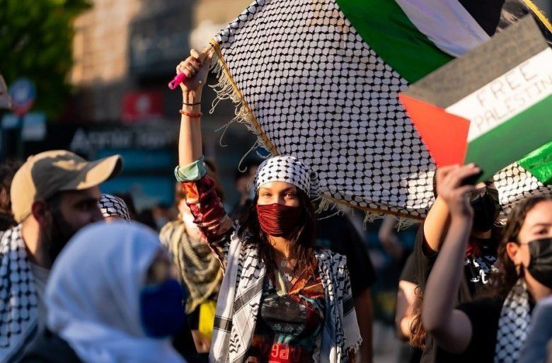 Bella sempat menceritakan bahwa neneknya adalah orang Palestina, yang melahirkan anak-anaknya di negeri tersebut.