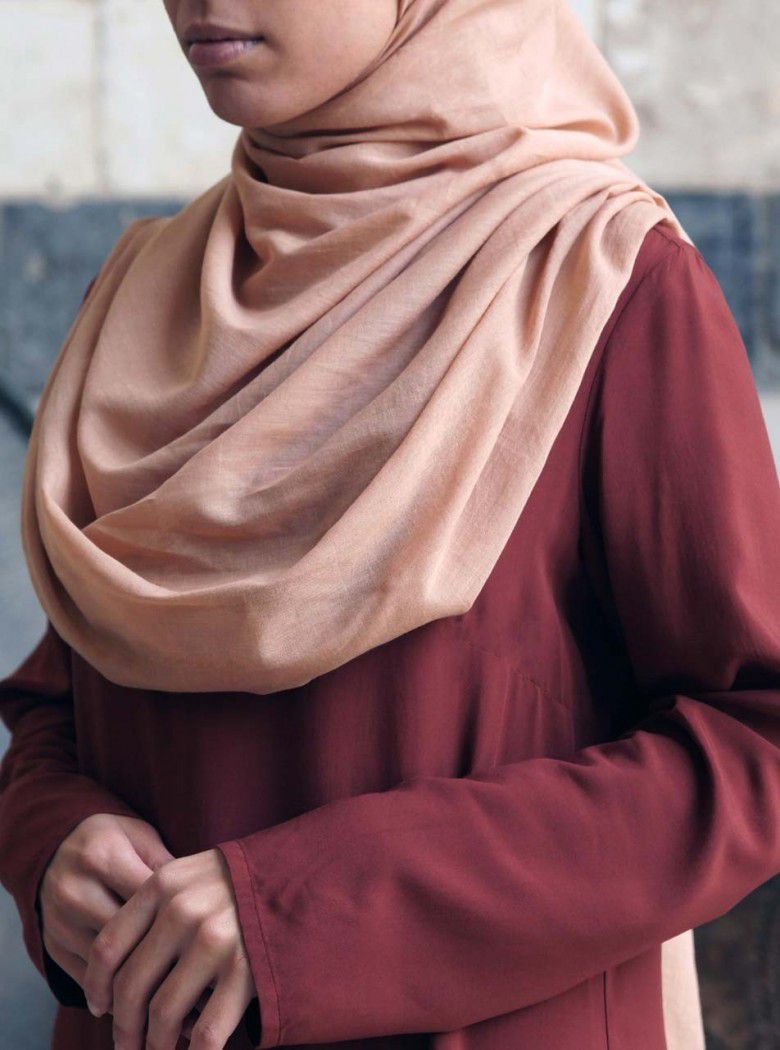 # Pakai bahan hijab yang menyerap keringat