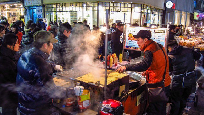 1. Jajan street food di Myeong-dong
