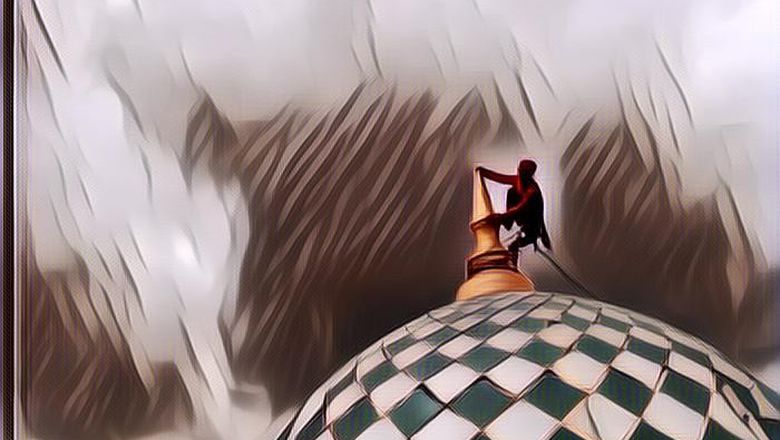 Viral! Video 'Spiderman' di Atas Kubah Masjid, Emang Lagi Ngapain Sih?